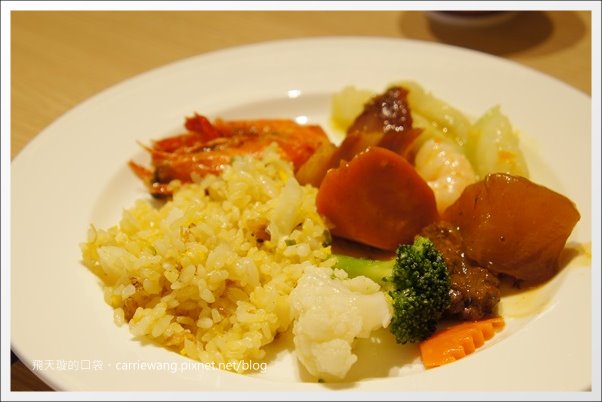 【台中百匯吃到飽】漢來海港自助餐廳@台中廣三SOGO百貨16樓。喜歡甜點和海鮮的可以去~ @飛天璇的口袋