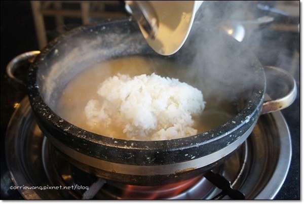 【台中火鍋推薦】大月觀石頭靚鍋。有美味的黃金稀飯哦(已歇業) @飛天璇的口袋