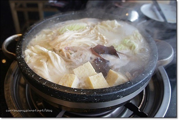 【台中火鍋推薦】大月觀石頭靚鍋。有美味的黃金稀飯哦(已歇業) @飛天璇的口袋