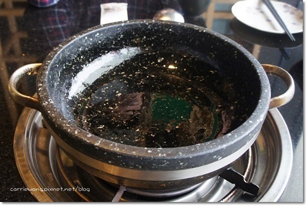 【台中火鍋推薦】大月觀石頭靚鍋。有美味的黃金稀飯哦(已歇業) @飛天璇的口袋