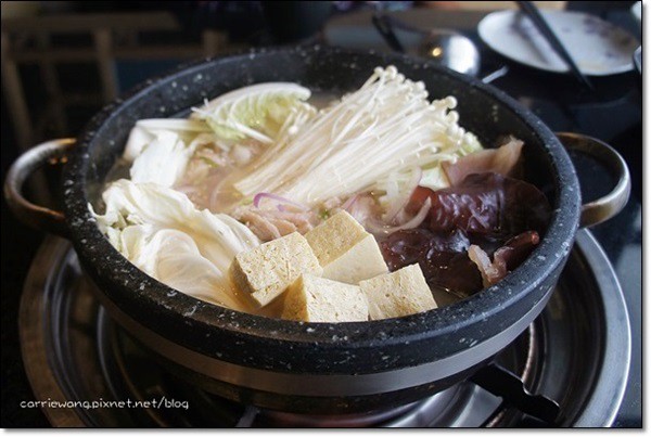 【台中火鍋推薦】大月觀石頭靚鍋。有美味的黃金稀飯哦(已歇業) @飛天璇的口袋