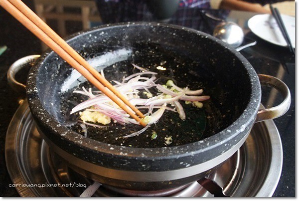 【台中火鍋推薦】大月觀石頭靚鍋。有美味的黃金稀飯哦(已歇業) @飛天璇的口袋