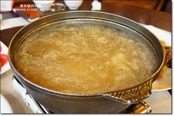 【台中合菜餐廳】烏日霖記甕缸雞。桌菜好吃又超值,甕缸雞鮮嫰又多汁 @飛天璇的口袋