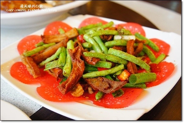 【台中合菜餐廳】烏日霖記甕缸雞。桌菜好吃又超值,甕缸雞鮮嫰又多汁 @飛天璇的口袋