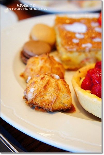 【台中下午茶】PAUL法式烘培.保羅麵包沙龍。正宗法式甜點店,草莓1001頁千層派好吃@台中新光三越2F @飛天璇的口袋