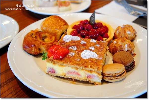 【台中下午茶】PAUL法式烘培.保羅麵包沙龍。正宗法式甜點店,草莓1001頁千層派好吃@台中新光三越2F @飛天璇的口袋