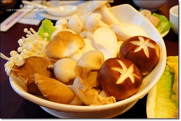 【台中火鍋餐廳】十八梯麻辣鍋。不麻不辣的麻辣火鍋,聽說羅非魚鍋是最推薦的? @飛天璇的口袋