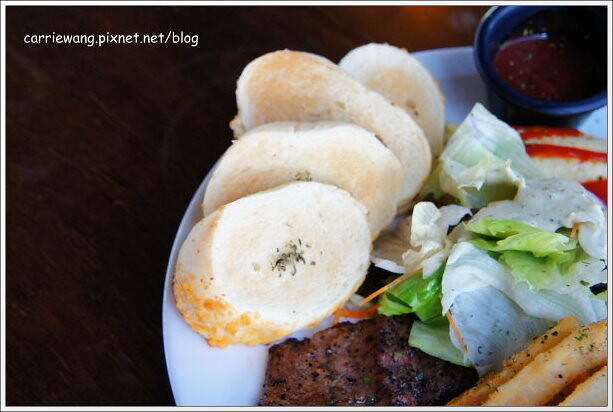 布娜飛比利時啤酒餐廳.Bravo Beer:台中車站商圈美食,早午餐賣到宵夜場 @飛天璇的口袋