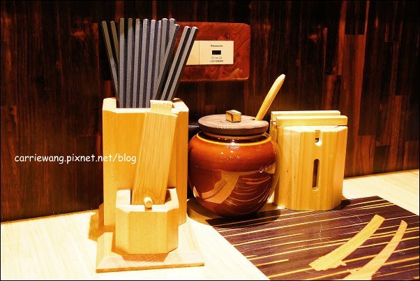 【台中拉麵推薦】麵屋虎徹。日式拉麵進駐逢甲商圈,自動販賣機點餐服務,日本魂飄著微微的台灣味 @飛天璇的口袋