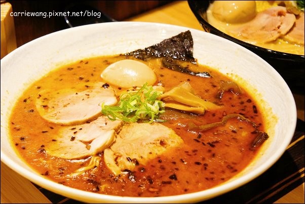 【台中拉麵推薦】麵屋虎徹。日式拉麵進駐逢甲商圈,自動販賣機點餐服務,日本魂飄著微微的台灣味 @飛天璇的口袋