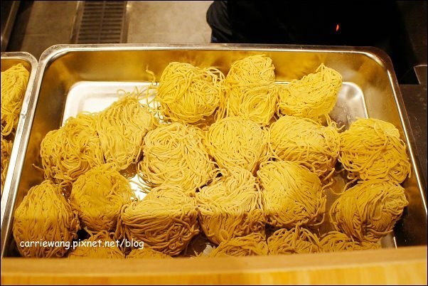 【台中拉麵推薦】麵屋虎徹。日式拉麵進駐逢甲商圈,自動販賣機點餐服務,日本魂飄著微微的台灣味 @飛天璇的口袋