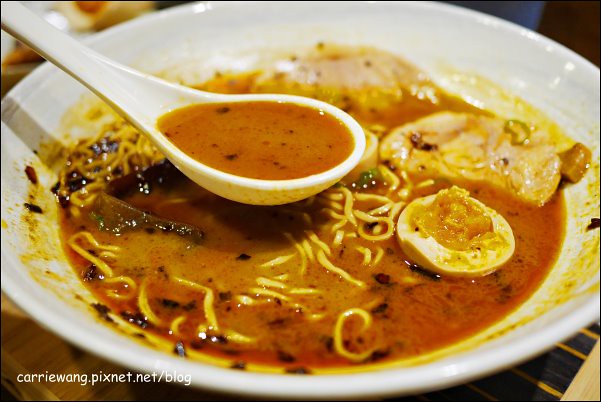 【台中拉麵推薦】麵屋虎徹。日式拉麵進駐逢甲商圈,自動販賣機點餐服務,日本魂飄著微微的台灣味 @飛天璇的口袋