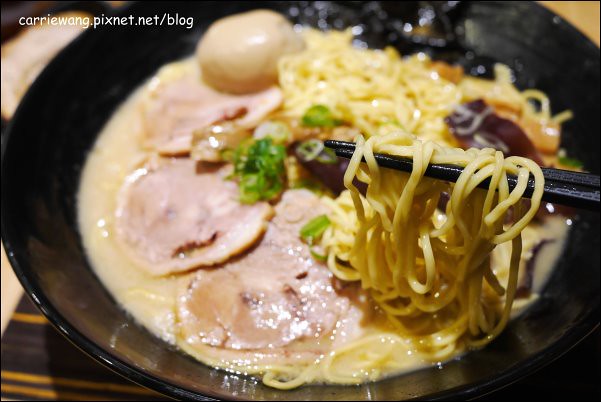 【台中拉麵推薦】麵屋虎徹。日式拉麵進駐逢甲商圈,自動販賣機點餐服務,日本魂飄著微微的台灣味 @飛天璇的口袋