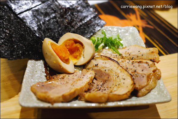 【台中拉麵推薦】麵屋虎徹。日式拉麵進駐逢甲商圈,自動販賣機點餐服務,日本魂飄著微微的台灣味 @飛天璇的口袋