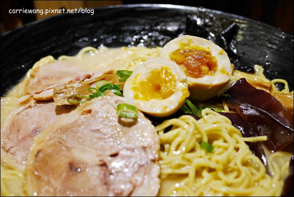 【台中拉麵推薦】麵屋虎徹。日式拉麵進駐逢甲商圈,自動販賣機點餐服務,日本魂飄著微微的台灣味 @飛天璇的口袋