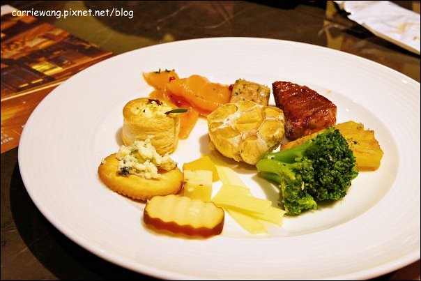 【台中百匯餐廳】金典酒店栢麗廳龍蝦吃到飽。龍蝦吃到飽真的是騙人的,因為我吃到快吐了! @飛天璇的口袋