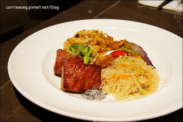 【台中百匯餐廳】金典酒店栢麗廳龍蝦吃到飽。龍蝦吃到飽真的是騙人的,因為我吃到快吐了! @飛天璇的口袋