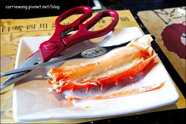 【台中火鍋推薦】嗆頂級麻辣鴛鴦火鍋。頂級帝王蟹/天使蝦/鮑魚吃到飽,翹班來吃也值得,好吃推薦! @飛天璇的口袋