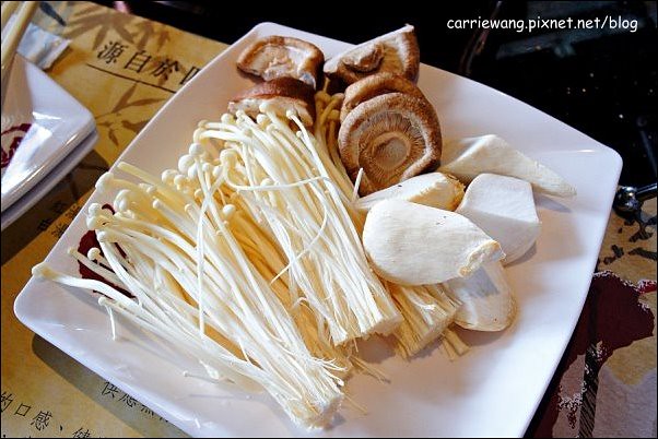 【台中火鍋推薦】嗆頂級麻辣鴛鴦火鍋。頂級帝王蟹/天使蝦/鮑魚吃到飽,翹班來吃也值得,好吃推薦! @飛天璇的口袋