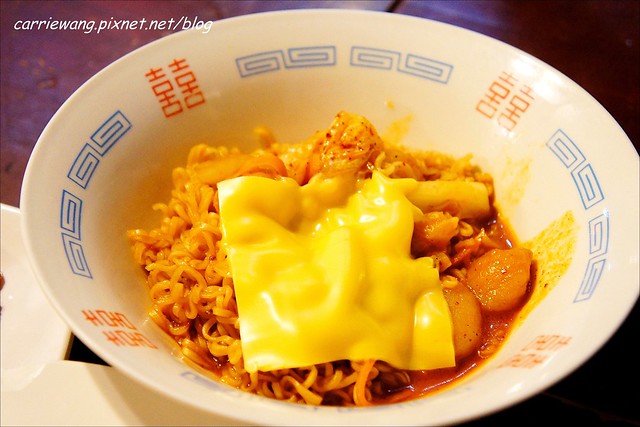 朴大哥的韓式炸雞店:逢甲夜市人氣美食,初雪的日子,學韓劇”來自星星的你”中,千頌伊吃炸雞配啤酒… @飛天璇的口袋