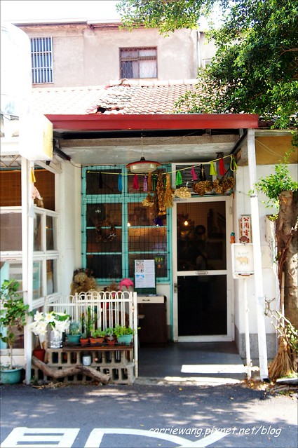 【台中下午茶】貪吃鬼(食いしん坊)。老宅改建的餐廳,座落在隱敝的巷弄間,裡面有濃濃的雜貨風,還有提供限量手作甜點 @飛天璇的口袋