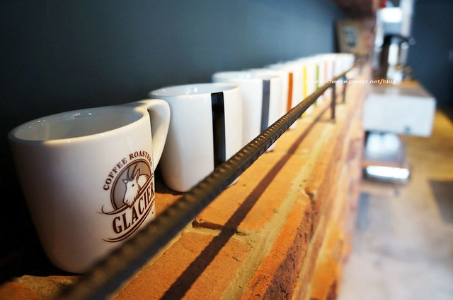【台中下午茶】冰河咖啡.Glacier Coffee Roasters。很有北歐風情的咖啡館,環境寬敞舒適,使用有情門傢俱,甜點也不錯吃 @飛天璇的口袋