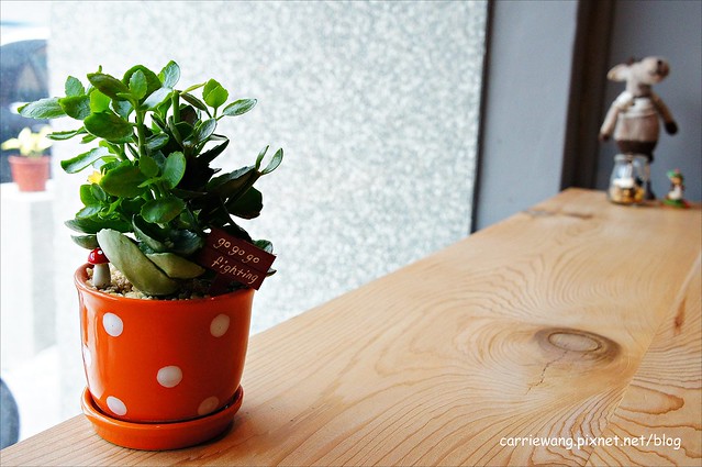 【台中下午茶】緩日子 Café.Un jour libre。精明商圈小巧咖啡館,輕鬆悠閒的環境,戚風蛋糕清爽好吃 @飛天璇的口袋