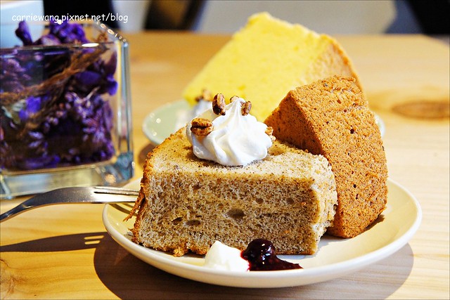 【台中下午茶】緩日子 Café.Un jour libre。精明商圈小巧咖啡館,輕鬆悠閒的環境,戚風蛋糕清爽好吃 @飛天璇的口袋