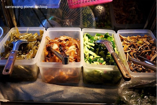 三代炒麵(老擔):中華夜市歷經60個年頭的在地美食,傳統古早味的小吃 @飛天璇的口袋