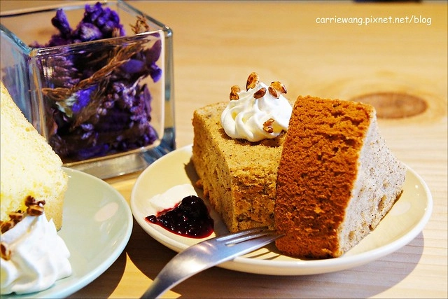 【台中下午茶】緩日子 Café.Un jour libre。精明商圈小巧咖啡館,輕鬆悠閒的環境,戚風蛋糕清爽好吃 @飛天璇的口袋