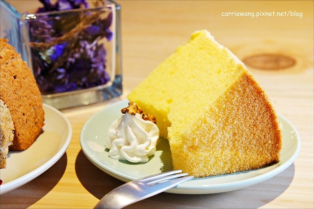 【台中下午茶】緩日子 Café.Un jour libre。精明商圈小巧咖啡館,輕鬆悠閒的環境,戚風蛋糕清爽好吃 @飛天璇的口袋