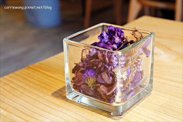 【台中下午茶】緩日子 Café.Un jour libre。精明商圈小巧咖啡館,輕鬆悠閒的環境,戚風蛋糕清爽好吃 @飛天璇的口袋