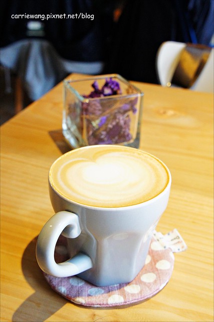 【台中下午茶】緩日子 Café.Un jour libre。精明商圈小巧咖啡館,輕鬆悠閒的環境,戚風蛋糕清爽好吃 @飛天璇的口袋