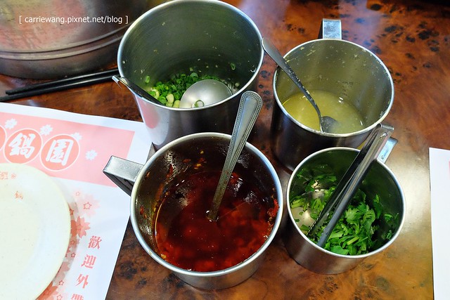 【台中小火鍋推薦】櫻鍋火鍋城。環境雖然老舊,但是肉品會先爆香,湯頭鮮美好喝,賣的都是熟客,還滿推薦的哦! @飛天璇的口袋