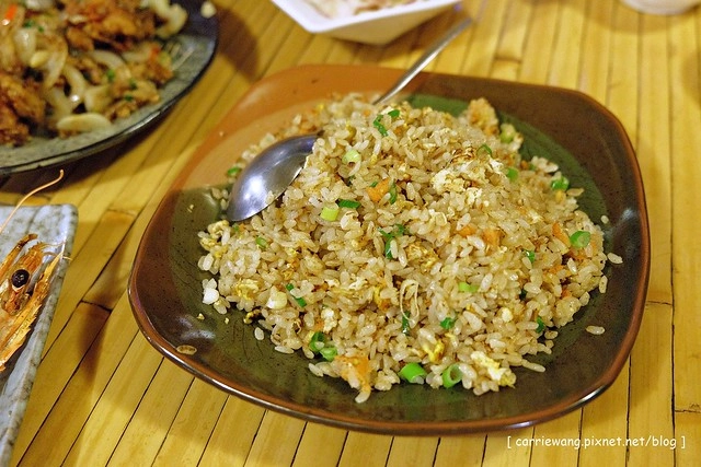 五年酒班炭火串燒|忠孝夜市裡平價的燒烤美味,冬天限定北海道石狩鍋推薦必點,三五好友聚餐的好地方 @飛天璇的口袋