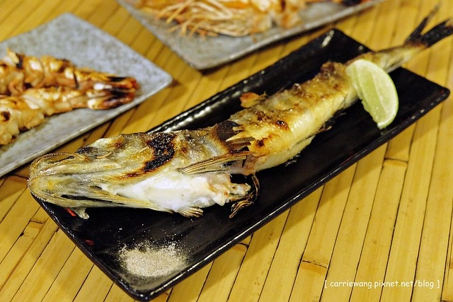 五年酒班炭火串燒|忠孝夜市裡平價的燒烤美味,冬天限定北海道石狩鍋推薦必點,三五好友聚餐的好地方 @飛天璇的口袋