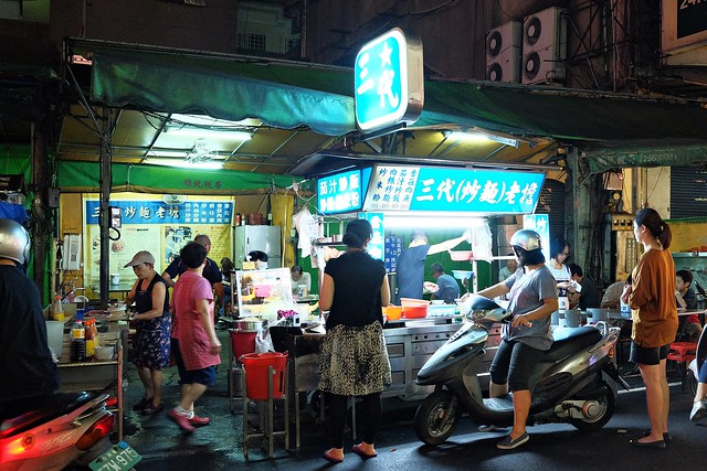 三代炒麵(老擔):中華夜市歷經60個年頭的在地美食,傳統古早味的小吃 @飛天璇的口袋