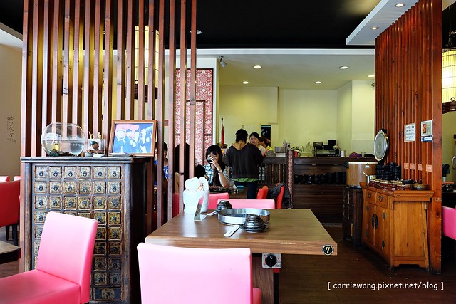 【台中麻辣火鍋】麻辣人家火鍋店。多位名人造訪的火鍋店,有鴛鴦鍋可以選擇,餐點中規中矩,不過生意還不錯 @飛天璇的口袋