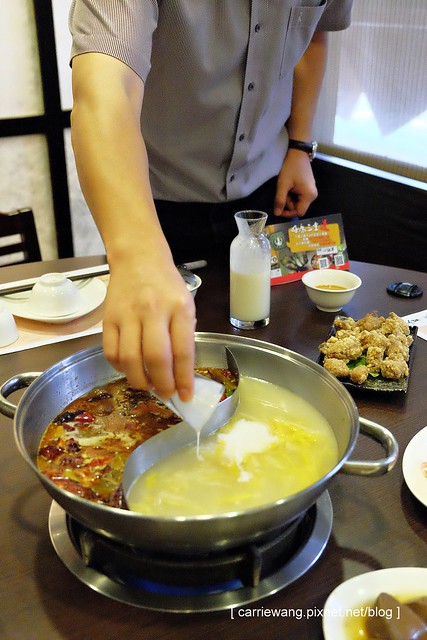 【台中火鍋推薦】小肥牛蒙古鍋@公益店。富含pitera天然酵母菌的酸白酒粕鍋好吃又清爽,10/17全省統一上市,讓暖暖的一鍋溫暖你的冬天吧! @飛天璇的口袋