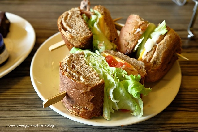 【台中複合式餐廳】異人館咖啡部屋。位於大坑商圈,環境寬敞大器,是聚餐和殺時間的好地方,三層下午茶也滿吸睛的 @飛天璇的口袋