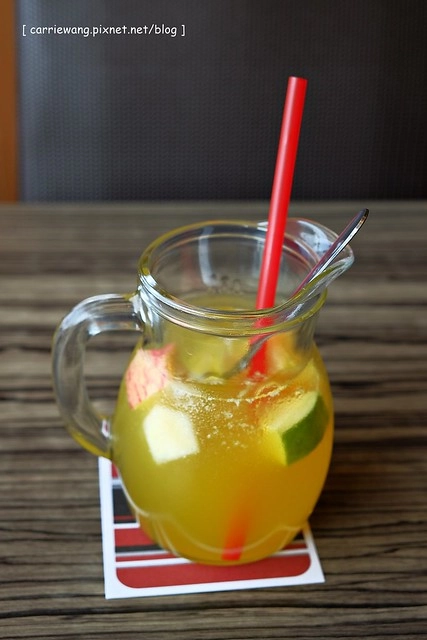 【台中複合式餐廳】異人館咖啡部屋。位於大坑商圈,環境寬敞大器,是聚餐和殺時間的好地方,三層下午茶也滿吸睛的 @飛天璇的口袋