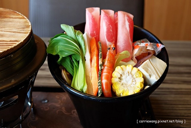 【台中複合式餐廳】異人館咖啡部屋。位於大坑商圈,環境寬敞大器,是聚餐和殺時間的好地方,三層下午茶也滿吸睛的 @飛天璇的口袋