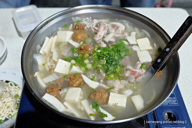 【台中火鍋推薦】士官長酸菜白肉鍋。每人$300元大口吃火鍋,隨機版的小菜依時令而出,路邊攤也可以吃的很盡興 @飛天璇的口袋