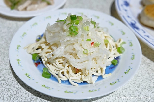 【台中火鍋推薦】士官長酸菜白肉鍋。每人$300元大口吃火鍋,隨機版的小菜依時令而出,路邊攤也可以吃的很盡興 @飛天璇的口袋