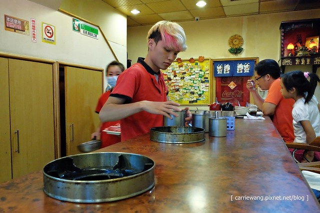 【台中小火鍋推薦】櫻鍋火鍋城。環境雖然老舊,但是肉品會先爆香,湯頭鮮美好喝,賣的都是熟客,還滿推薦的哦! @飛天璇的口袋