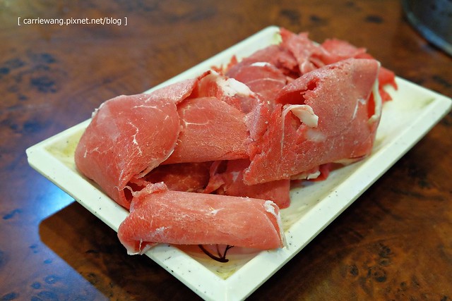 【台中小火鍋推薦】櫻鍋火鍋城。環境雖然老舊,但是肉品會先爆香,湯頭鮮美好喝,賣的都是熟客,還滿推薦的哦! @飛天璇的口袋