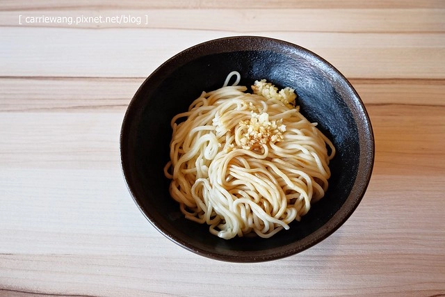 【台中火鍋小推薦】那個鍋@逢甲店。使用獨特湯頭,料多又實在,白飯乾麵吃到飽,一個人也可以恣意享受麻辣小火鍋 @飛天璇的口袋