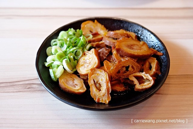 【台中火鍋小推薦】那個鍋@逢甲店。使用獨特湯頭,料多又實在,白飯乾麵吃到飽,一個人也可以恣意享受麻辣小火鍋 @飛天璇的口袋