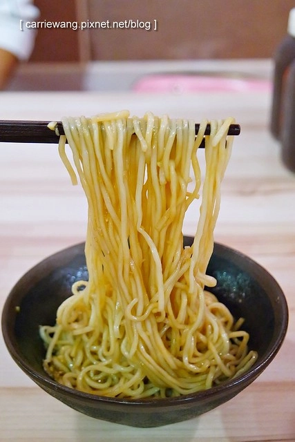 【台中火鍋小推薦】那個鍋@逢甲店。使用獨特湯頭,料多又實在,白飯乾麵吃到飽,一個人也可以恣意享受麻辣小火鍋 @飛天璇的口袋