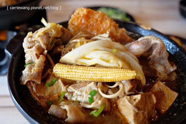 【台中火鍋小推薦】那個鍋@逢甲店。使用獨特湯頭,料多又實在,白飯乾麵吃到飽,一個人也可以恣意享受麻辣小火鍋 @飛天璇的口袋